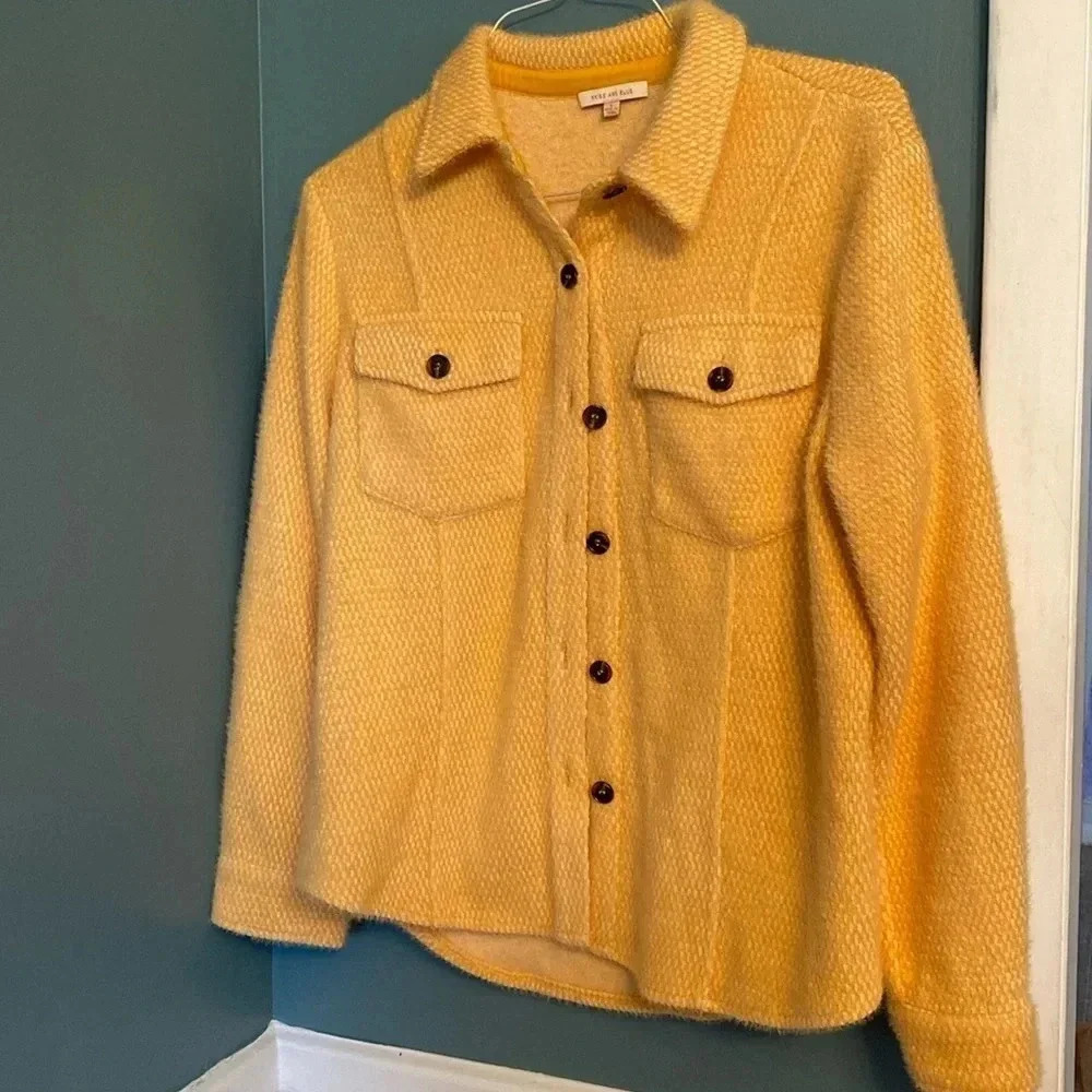 Skies are blue yellow shaker size small